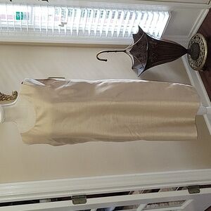 LeSuit pale gold sleeveless sheath dress round neck Lined Hidden back zip 16 EUC